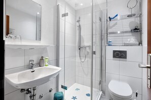 Een douche, een haardroger, handdoeken