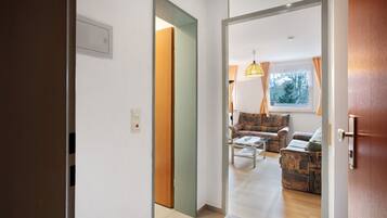 Fernseher, Tischtennisplatte, Stereoanlage