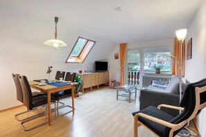 Fernseher, Tischtennisplatte, Stereoanlage