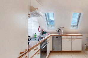 Kylskåp, ugn, spishäll och diskmaskin