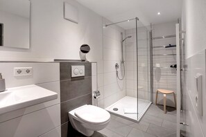 Dusche, Haartrockner, Handtücher