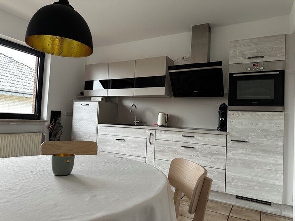 Kylskåp, ugn, spishäll och diskmaskin