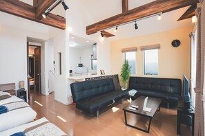 3 bedrooms, desk, iron/ironing board, travel crib