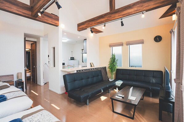 3 chambres, bureau, fer et planche à repasser, lit de bébé portatif