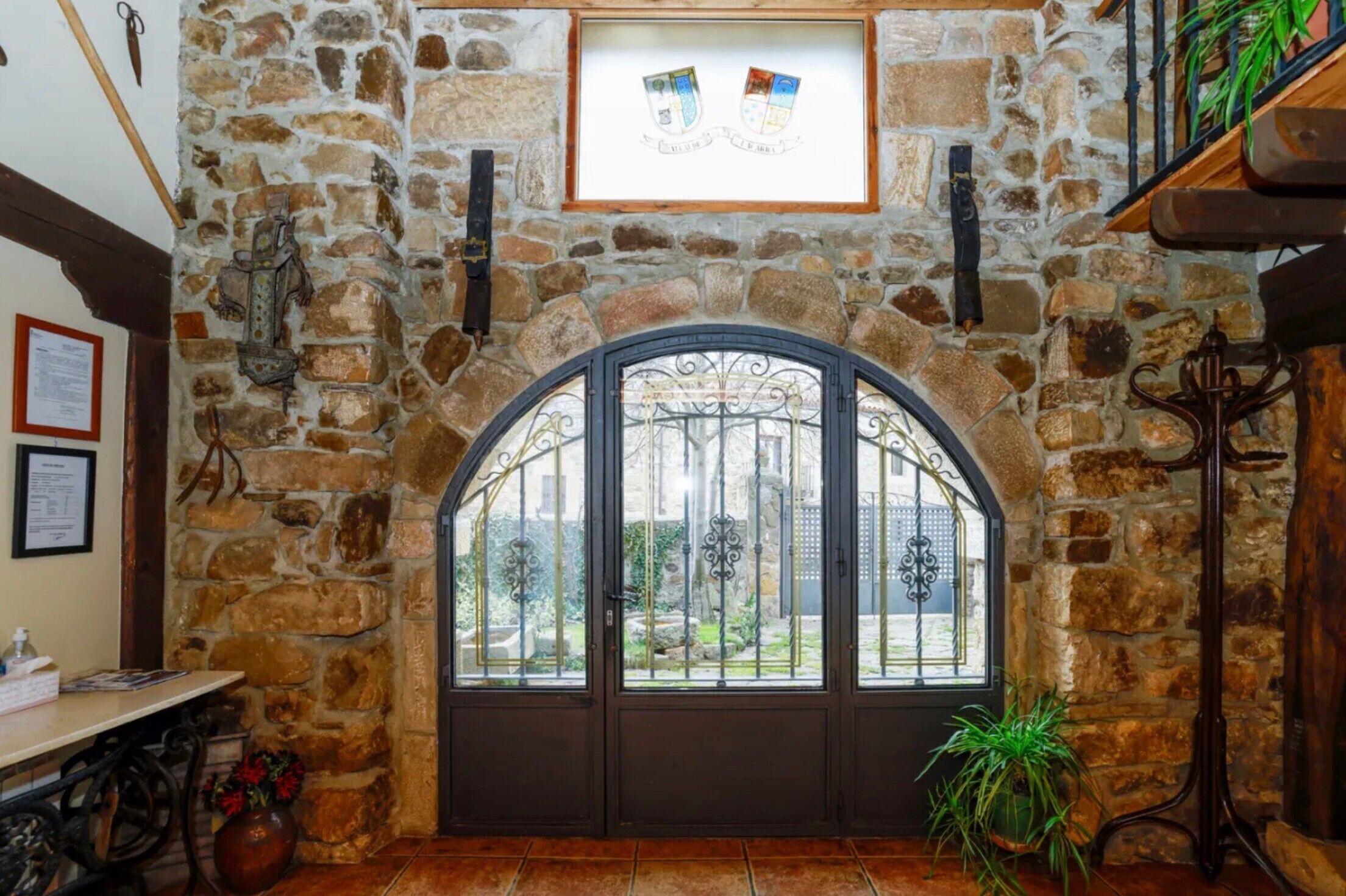 المنشأة من الداخل