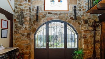 المنشأة من الداخل