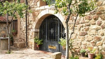 تفاصيل الفندق من الخارج