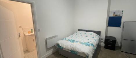 1 soveværelse, strygejern/strygebræt