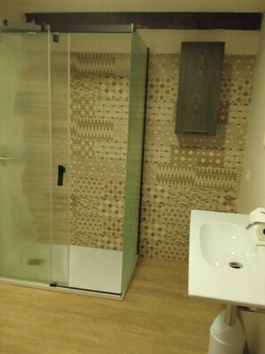 Ducha, secador de pelo, bidet, toallas