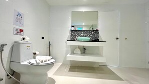Apartemen, 2 kamar tidur, akses difabel, balkon | Kamar mandi