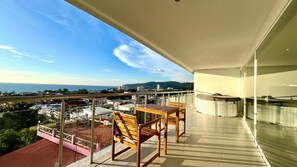 Apartemen, 2 kamar tidur, akses difabel, balkon | Tempat makan outdoor
