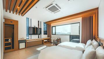 Ropa de cama de alta calidad y minibar con artículos gratuitos