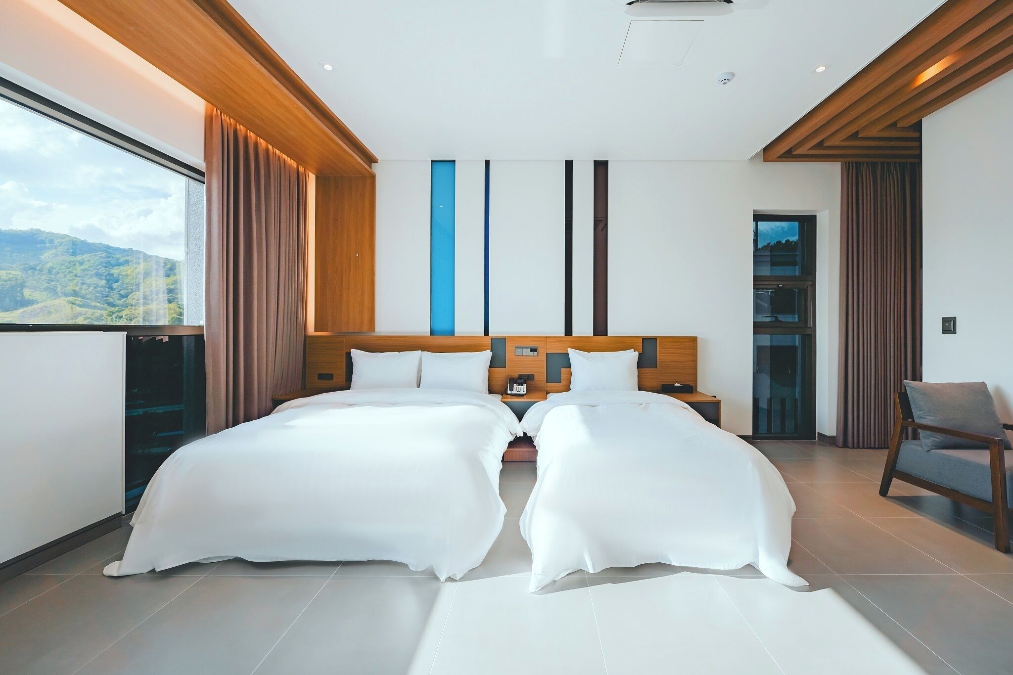 Deluxe Twin Room, Non Smoking | Premium bedding, free minibar, blackout drapes, soundproofing