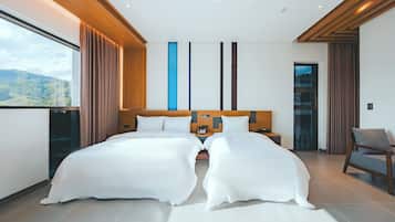 Deluxe Twin Room, Non Smoking | Premium bedding, free minibar, blackout drapes, soundproofing