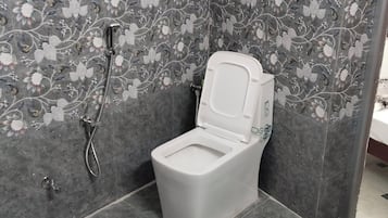 Deluxe Room | Bathroom | Toilet paper