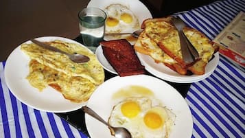 Desayuno a la carta diario (INR 100 por persona)