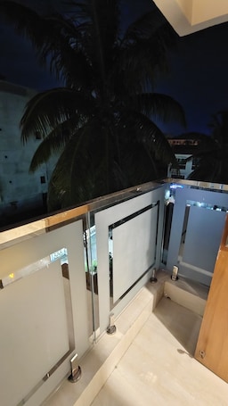 Escritorio, espacio para trabajar con laptop y wifi gratis