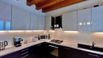 Jääkaappi, mikroaaltouuni, uuni, liesi