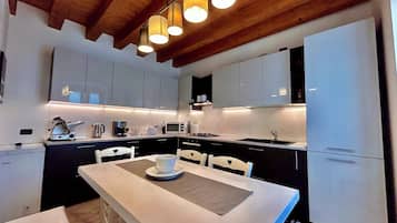 Jääkaappi, mikroaaltouuni, uuni, liesi