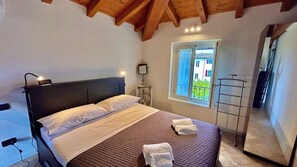 2 camere, una scrivania, ferro/asse da stiro, culla da viaggio