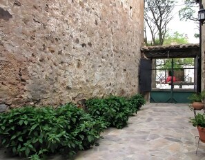 Property grounds - Room 'Habitación Doble' with Mountain View, Shared Terrace and Wi-Fi (ALMAJANO)