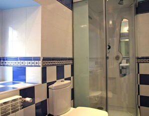 Dusche, Haartrockner, Handtücher