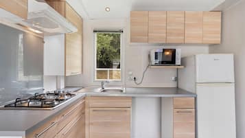 Refrigerador, microondas y utensilios de cocina