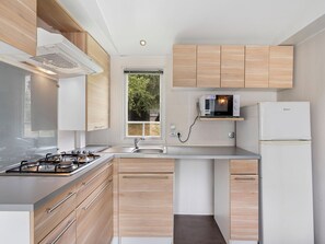 Fridge, microwave, cookware/dishes/utensils - Prima Plus by Interhome (Tyn nad Vltavou)