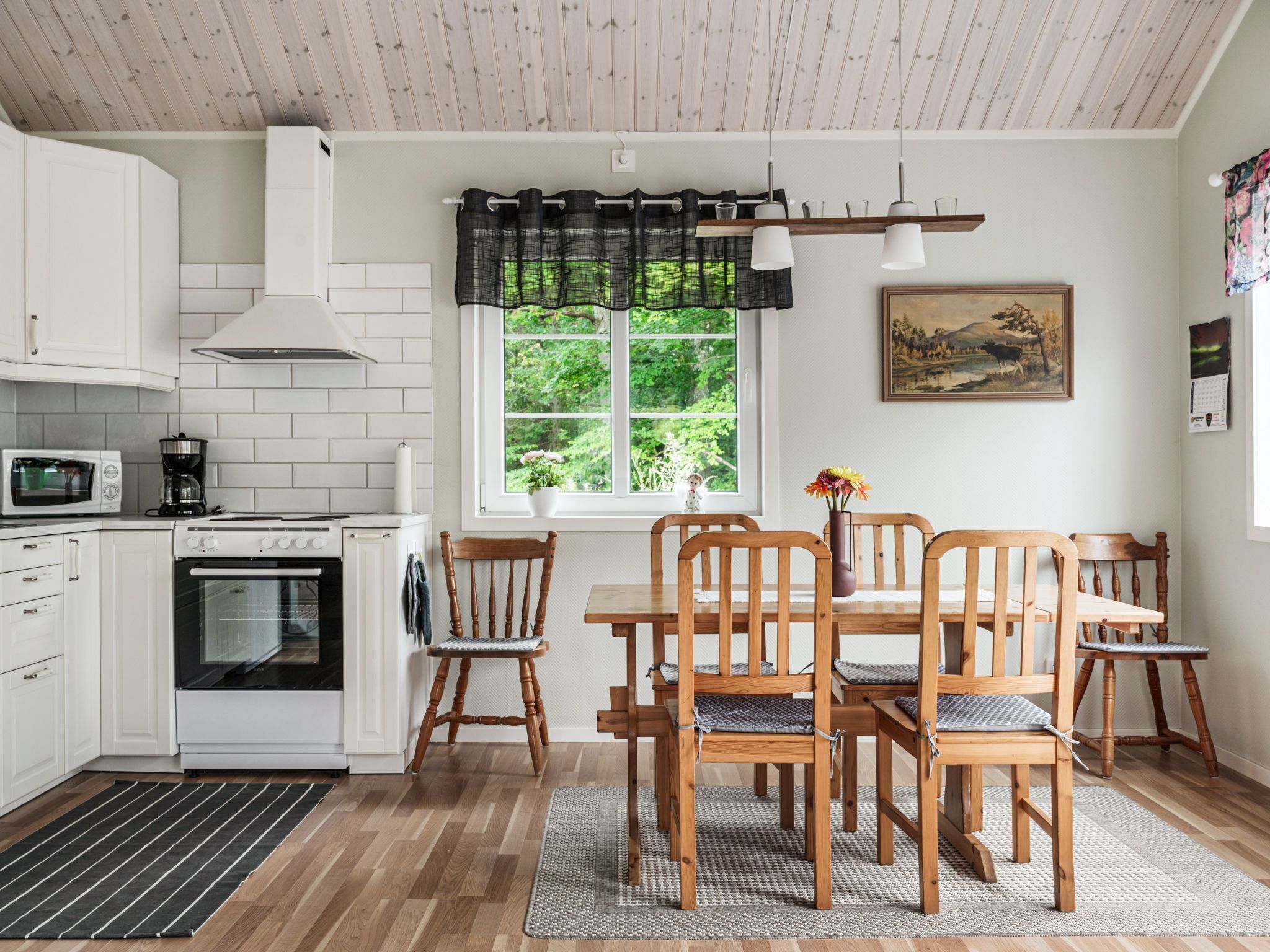 Kjøleskap, mikrobølgeovn, ovn og kjøkkenutstyr