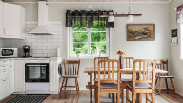 Kjøleskap, mikrobølgeovn, ovn og kjøkkenutstyr