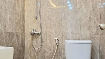 Habitación superior con 2 camas individuales | Baño | Amenidades de baño gratuitas, toallas, jabón, papel de baño