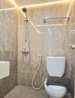 Superior Twin Room | Bathroom | Free toiletries, towels, soap, toilet paper