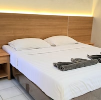 Escritorio, cortinas blackout, sistema de insonorización y wifi gratis