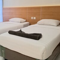 Habitación superior con 2 camas individuales | Escritorio, cortinas opacas, sistema de insonorización y wifi gratis