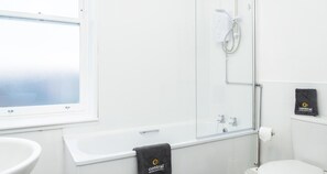 Een douche, een haardroger, handdoeken, zeep