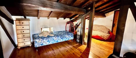 6 bedrooms, iron/ironing board, WiFi, bed sheets