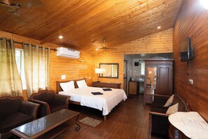 Premium Room, Garden View | Living area