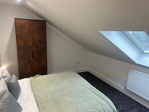 2 bedrooms, iron/ironing board, free WiFi - Modern 2-Bed Flat in Long Eaton w/ Free Parking (Long Eaton, Nottingham)