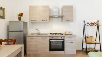 Kühlschrank, Ofen, Herdplatte, Kochgeschirr/Geschirr/Besteck