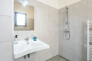 Regadera, secadora de cabello, bidet, toallas 