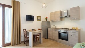 Fridge, oven, stovetop, cookware/dishes/utensils
