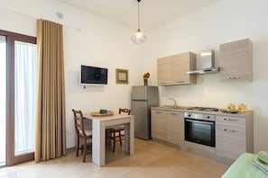 Fridge, oven, stovetop, cookware/dishes/utensils