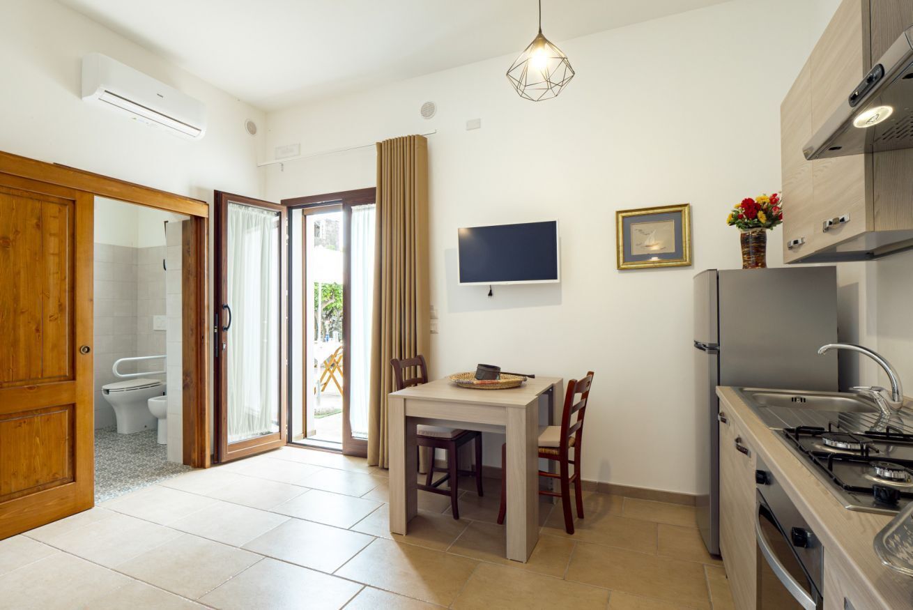 Kühlschrank, Ofen, Herdplatte, Kochgeschirr/Geschirr/Besteck