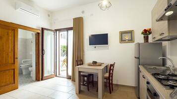 Kühlschrank, Ofen, Herdplatte, Kochgeschirr/Geschirr/Besteck