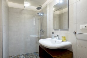 Dusche, Haartrockner, Bidet, Handtücher