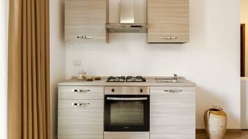 Kühlschrank, Ofen, Herdplatte, Kochgeschirr/Geschirr/Besteck