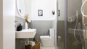 Dusche, Haartrockner, Handtücher