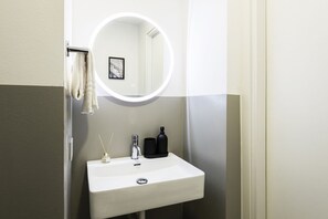 Shower, hair dryer, towels - Easylife - Prestigious with Jacuzzi in Centrale (Milano)