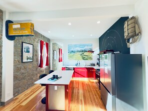 冷蔵庫、電子レンジ、オーブン、コンロ