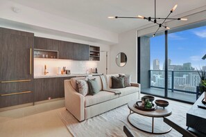 TV, offices - NEW Stunning 2/2 with Panoramic Views of Miami PH Condo 50th floor (Miami)